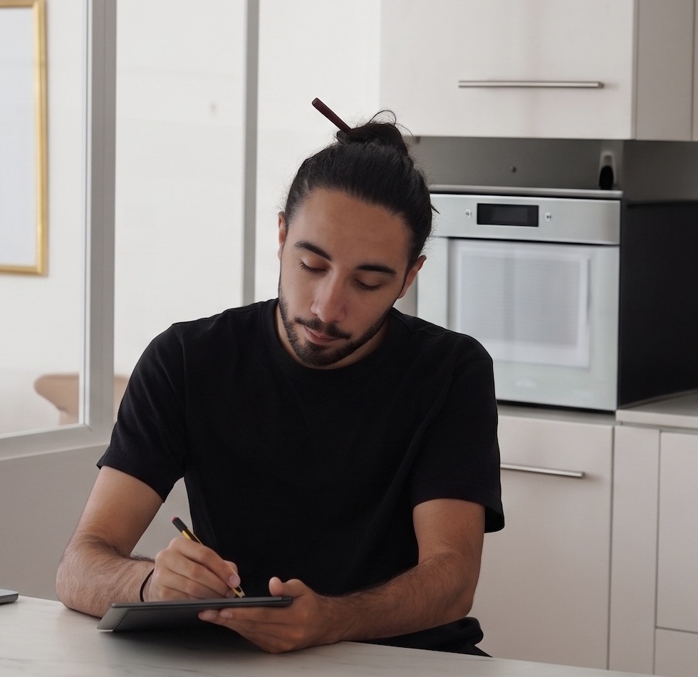 Théo Moussaoui prenant des notes